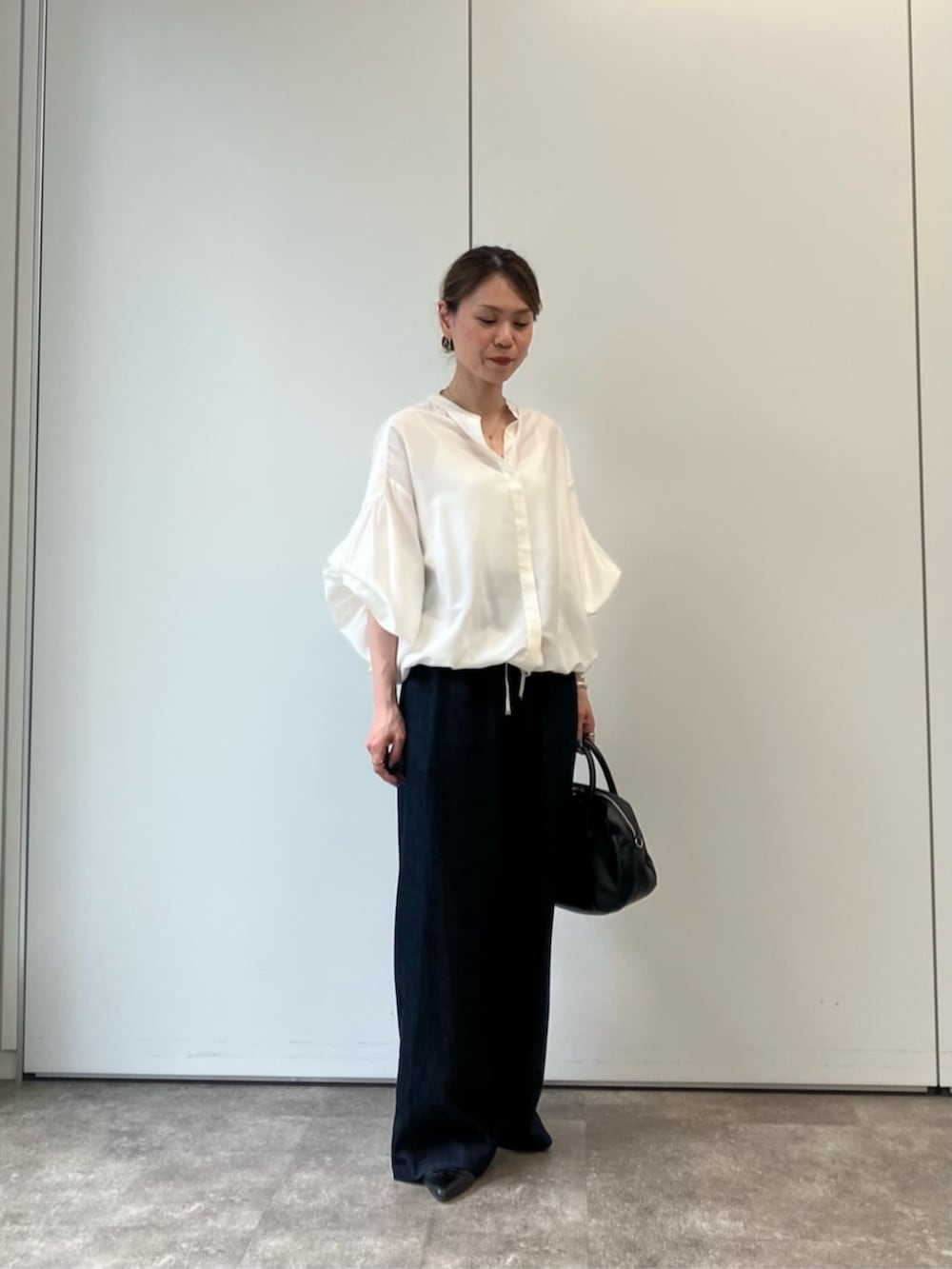 ブルー系のその他パンツ、ホワイト系のシャツ/ブラウスを着用したレディースの夏コーディネートの8枚目の写真