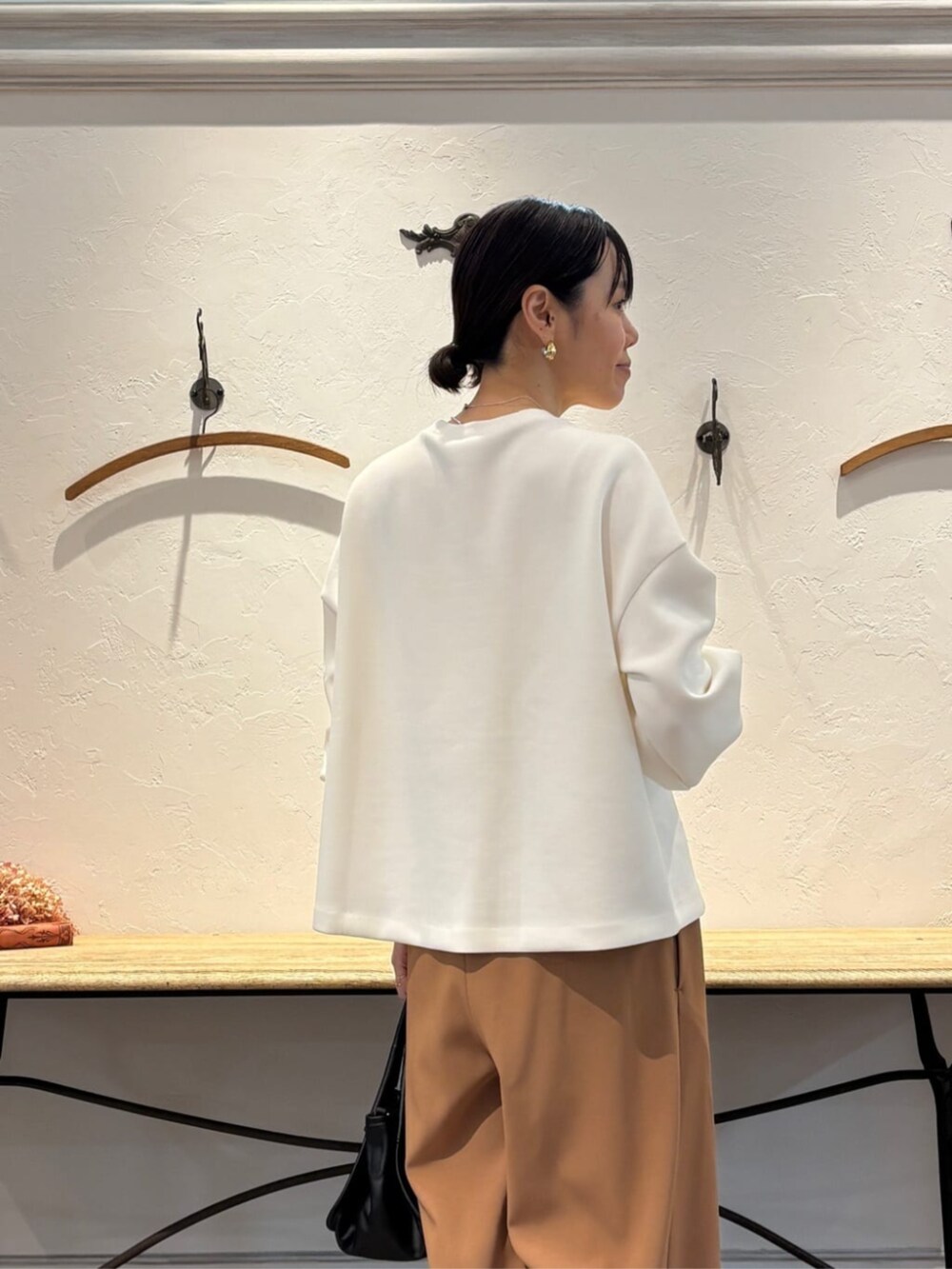 イエロー系のその他パンツ、ブラック系のトートバッグ、ホワイト系のTシャツ/カットソーを着用したレディースの冬コーディネートの5枚目の写真