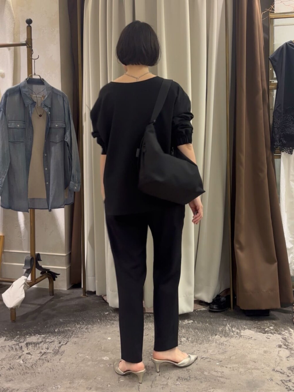 ブラック系のシャツ/ブラウス、ブラック系のその他パンツを着用したレディースの春コーディネートの4枚目の写真