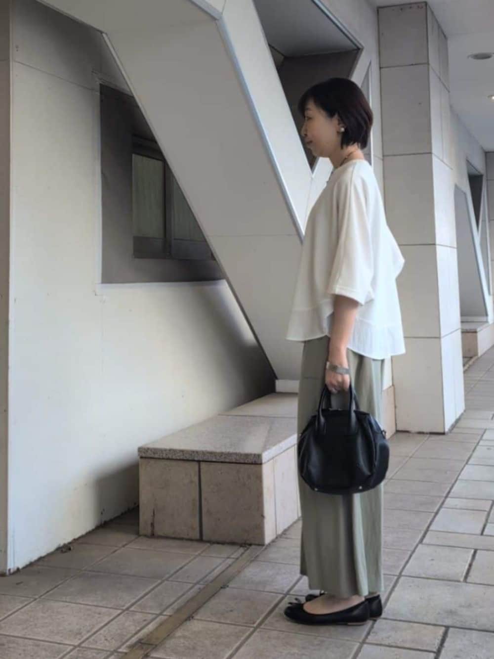 グリーン系のその他パンツ、ホワイト系のTシャツ/カットソーを着用したレディースの春コーディネートの3枚目の写真