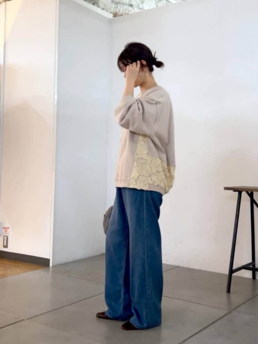 ホワイト系のTシャツ/カットソーを着用したレディースの秋コーディネートの2枚目の写真