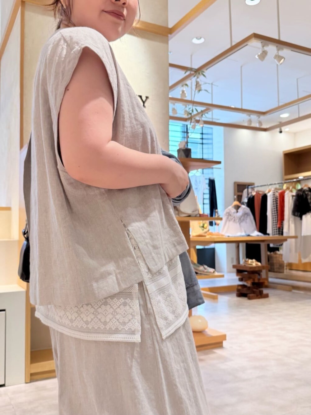 ホワイト系のシャツ/ブラウス、グレー系のシャツ/ブラウス、グレー系のその他パンツを着用したレディースの春コーディネートの8枚目の写真