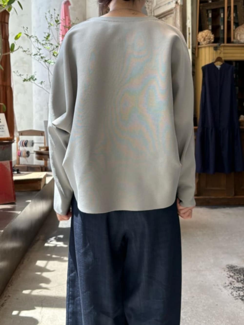 ホワイト系のシャツ/ブラウス、ブルー系のその他パンツ、グレー系のカーディガン/ボレロを着用したレディースの秋コーディネートの4枚目の写真