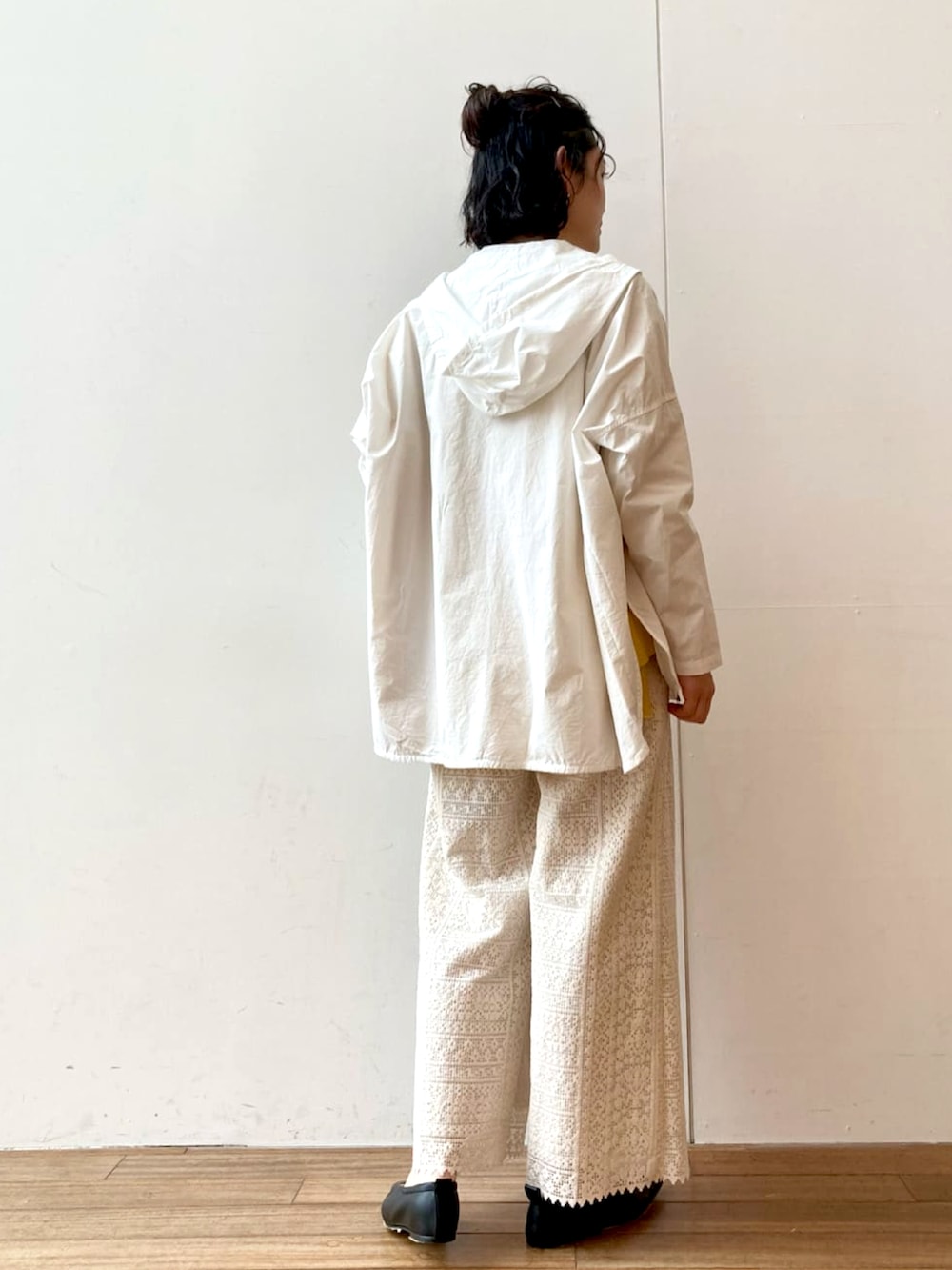 ホワイト系のパーカー、イエロー系のTシャツ/カットソー、ホワイト系のその他パンツを着用したレディースの春コーディネートの3枚目の写真