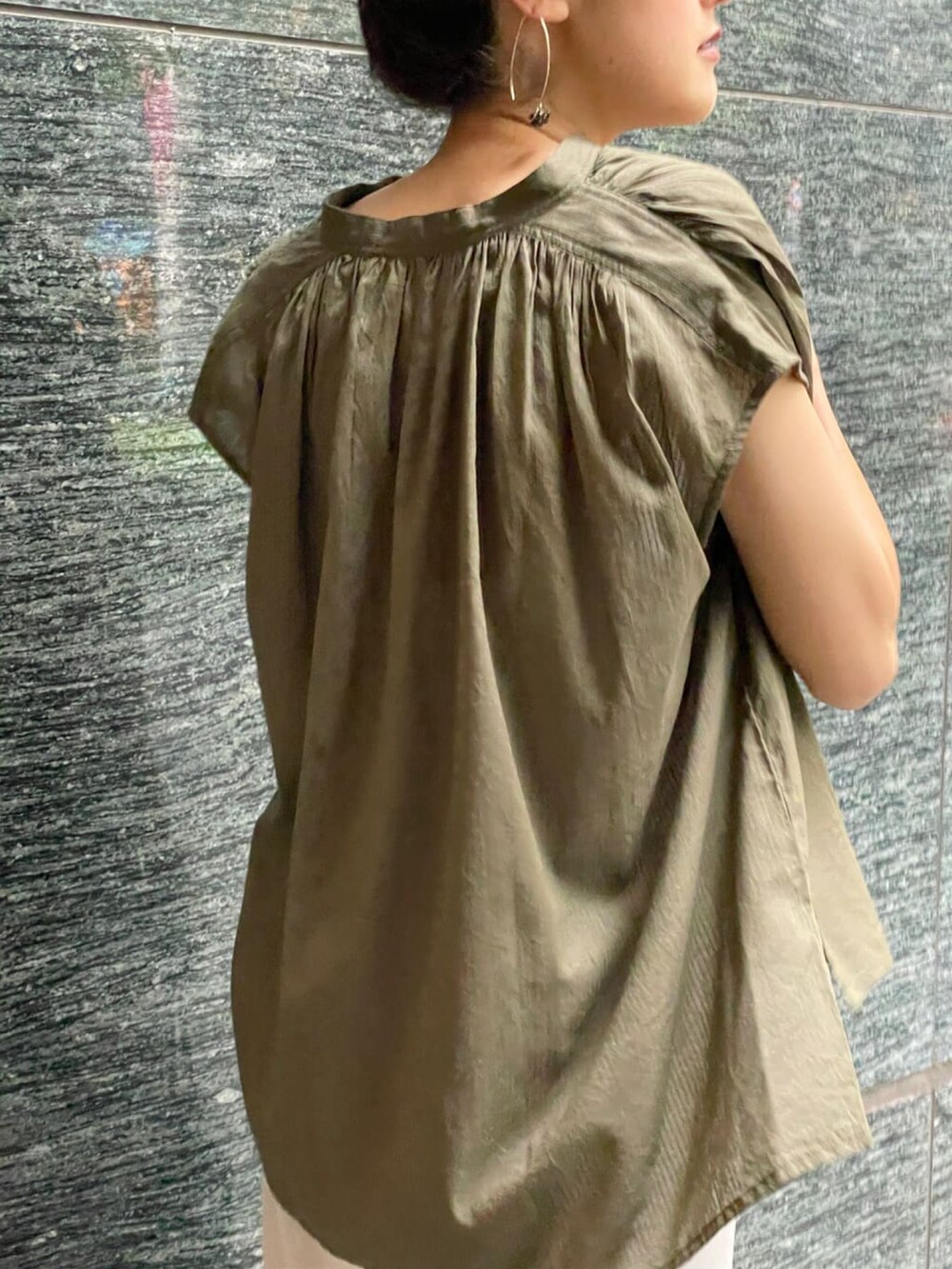 グリーン系のシャツ/ブラウス、グレー系のその他パンツ、ブラウン系のサンダルを着用したレディースの夏コーディネートの4枚目の写真