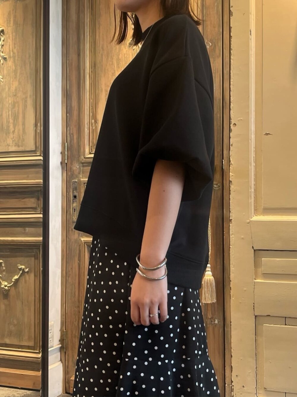 ブラック系のTシャツ/カットソー、ブラック系のスカートを着用したレディースの冬コーディネートの8枚目の写真