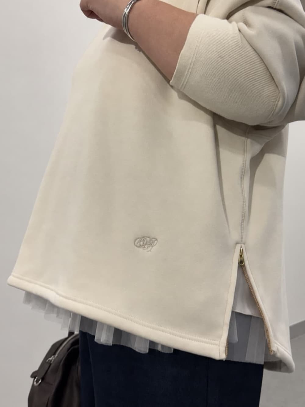 ブルー系のその他パンツ、ブラウン系のトートバッグ、ホワイト系のTシャツ/カットソーを着用したレディースの秋コーディネートの6枚目の写真