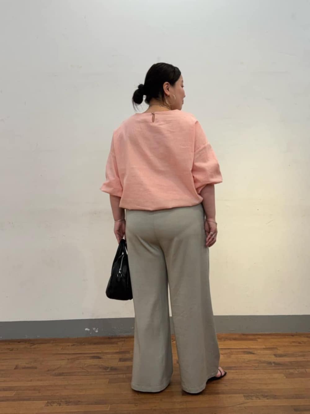 グレー系のその他パンツ、ピンク系のシャツ/ブラウスを着用したレディースの冬コーディネートの3枚目の写真