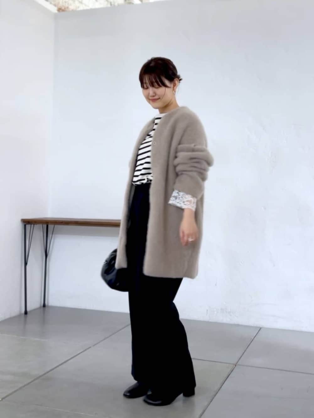 ブラウン系のその他アウター、ブラック系のトートバッグ、ホワイト系のTシャツ/カットソーを着用したレディースの夏コーディネートの3枚目の写真