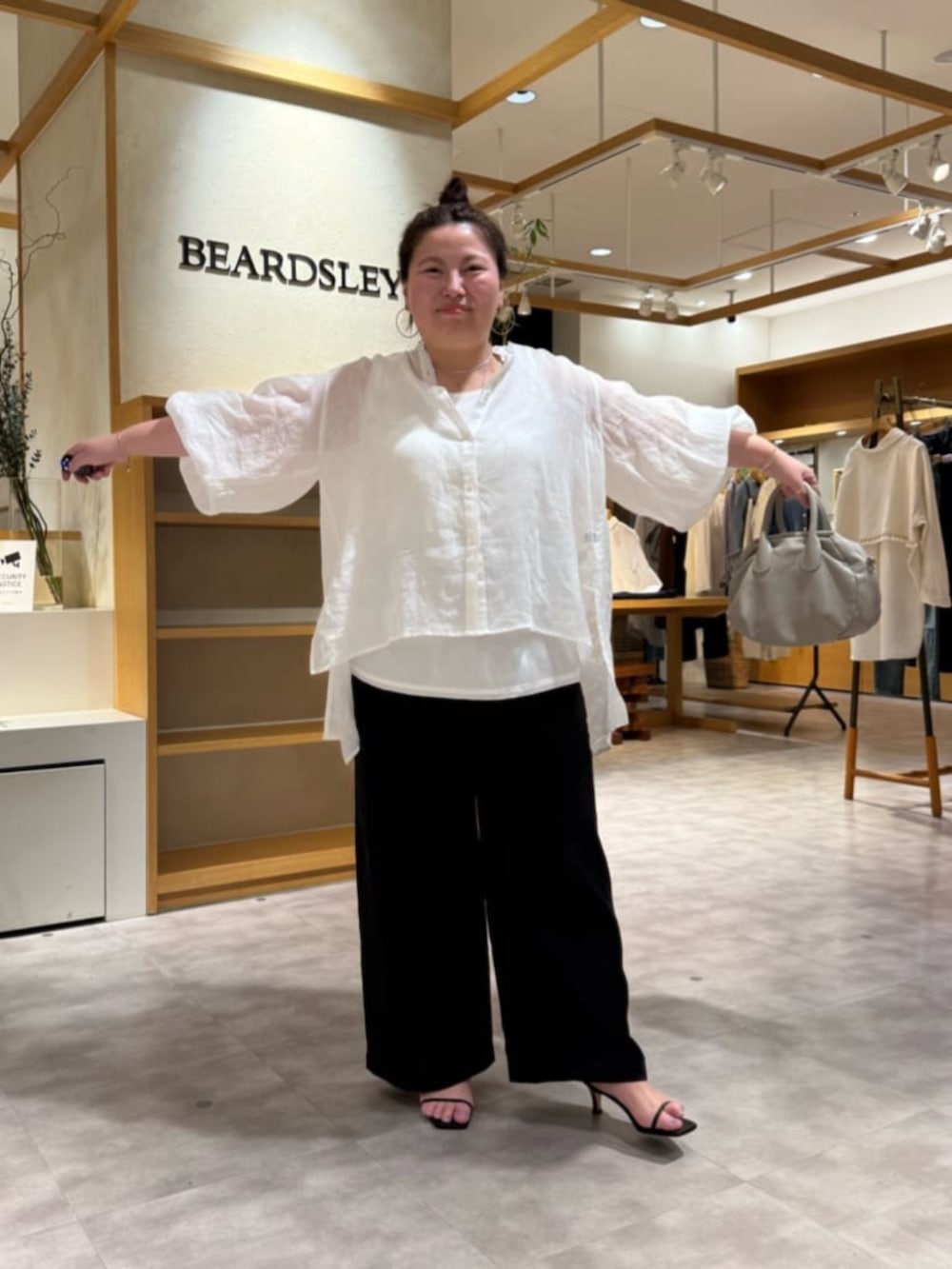 ホワイト系のシャツ/ブラウス、ブラック系のその他パンツ、ホワイト系のシャツ/ブラウスを着用したレディースの春コーディネートの4枚目の写真