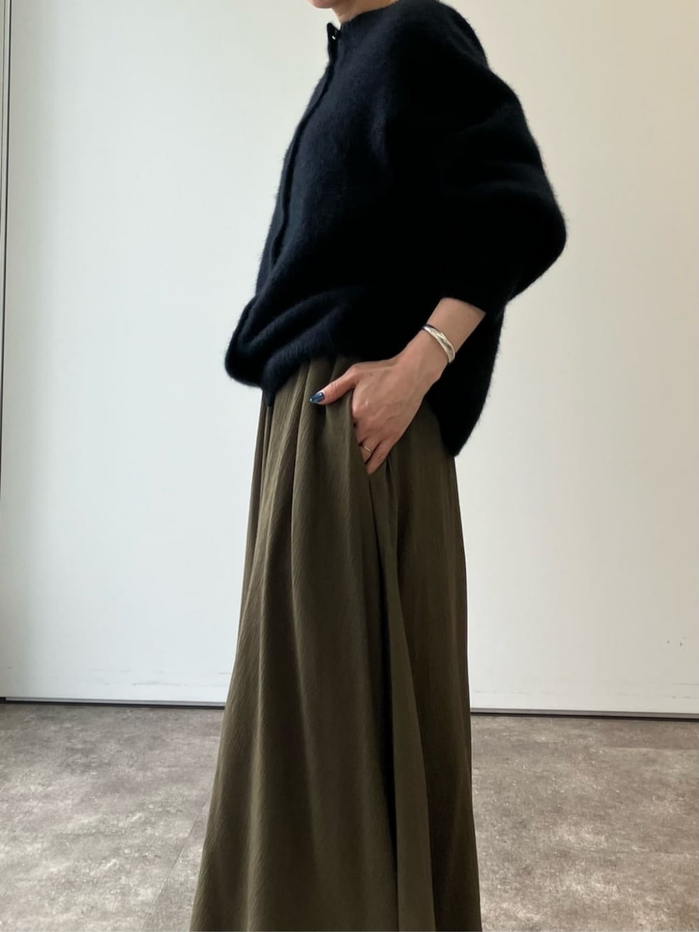 グリーン系のその他パンツ、ブラック系のニット/セーターを着用したレディースの夏コーディネートの10枚目の写真