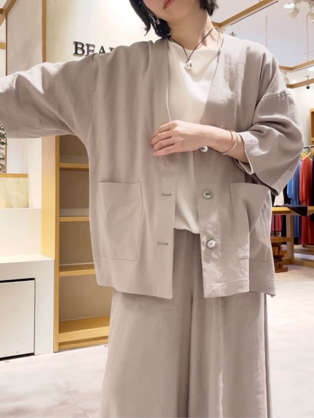 ホワイト系のシャツ/ブラウス、グレー系のその他パンツ、グレー系のその他アウターを着用したレディースの春コーディネートの6枚目の写真