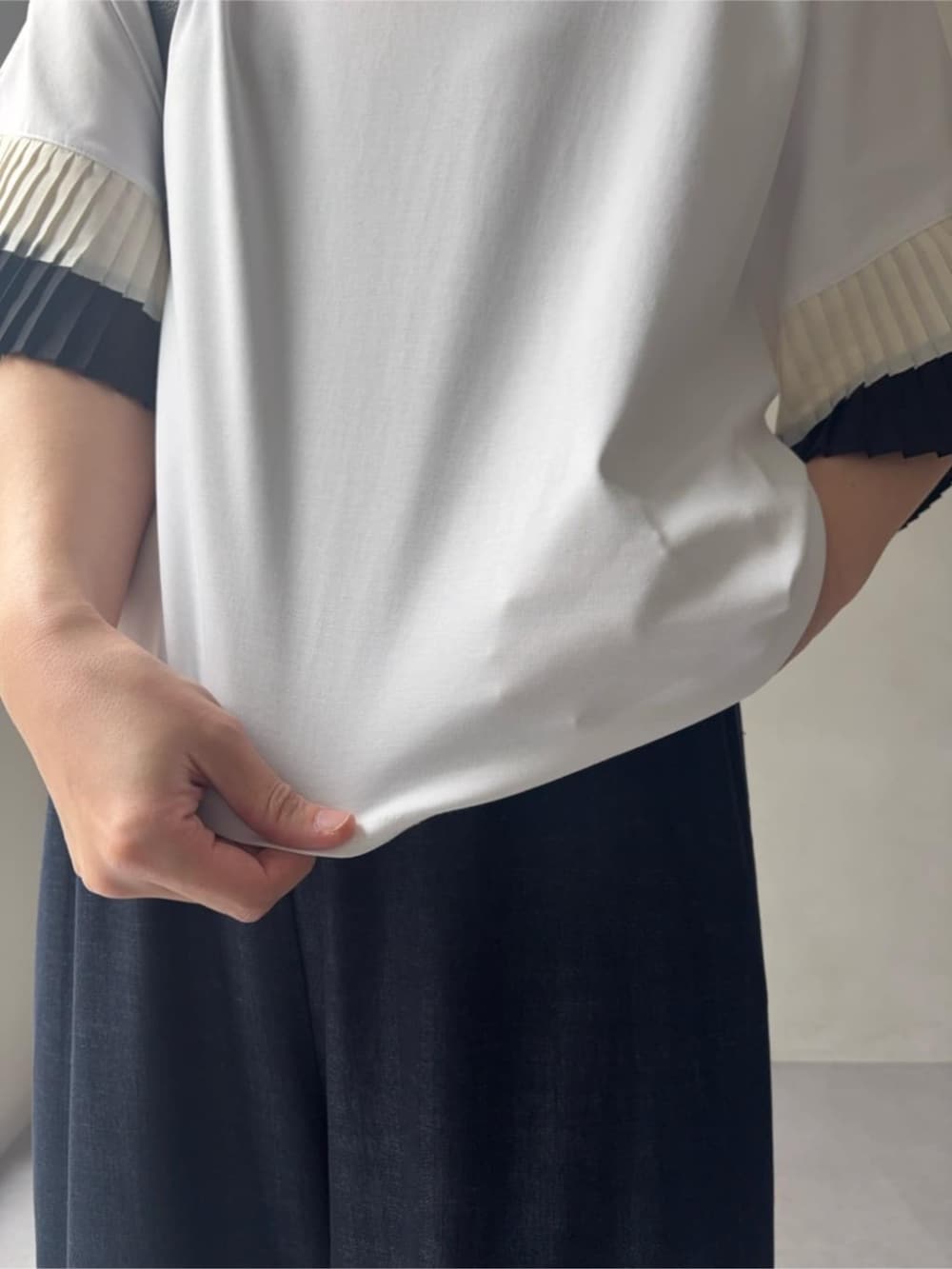 ブルー系のその他パンツ、ブラック系のショルダーバッグ、ホワイト系のサンダルを着用したレディースの春コーディネートの9枚目の写真