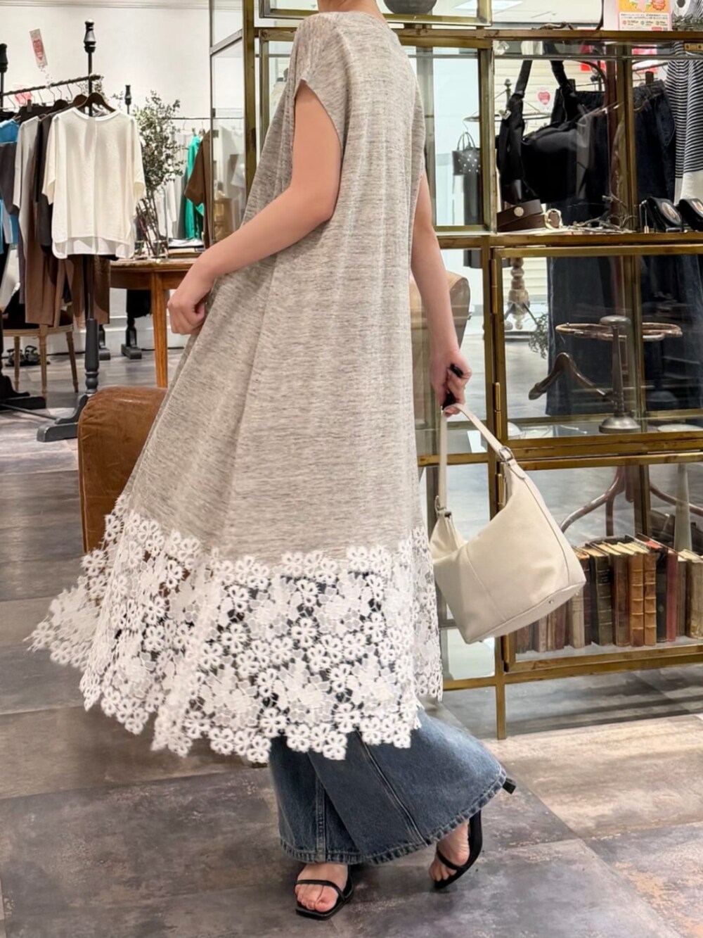 ブルー系のその他パンツ、ホワイト系のキャミソール、グレー系のカーディガン/ボレロを着用したレディースの春コーディネートの5枚目の写真