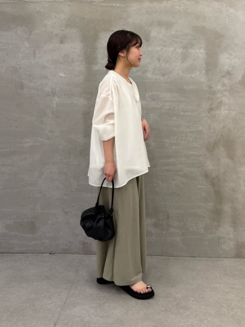 グリーン系のその他パンツ、ブラック系のサンダル、ホワイト系のシャツ/ブラウスを着用したレディースの冬コーディネートの2枚目の写真