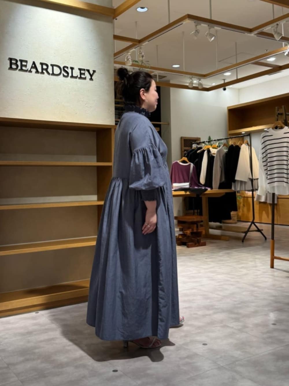 グレー系のワンピースを着用したレディースの冬コーディネートの4枚目の写真