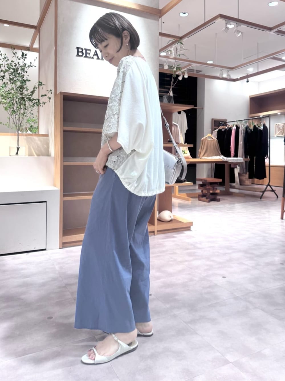 ブルー系のその他パンツ、ホワイト系のシャツ/ブラウスを着用したレディースの夏コーディネートの6枚目の写真