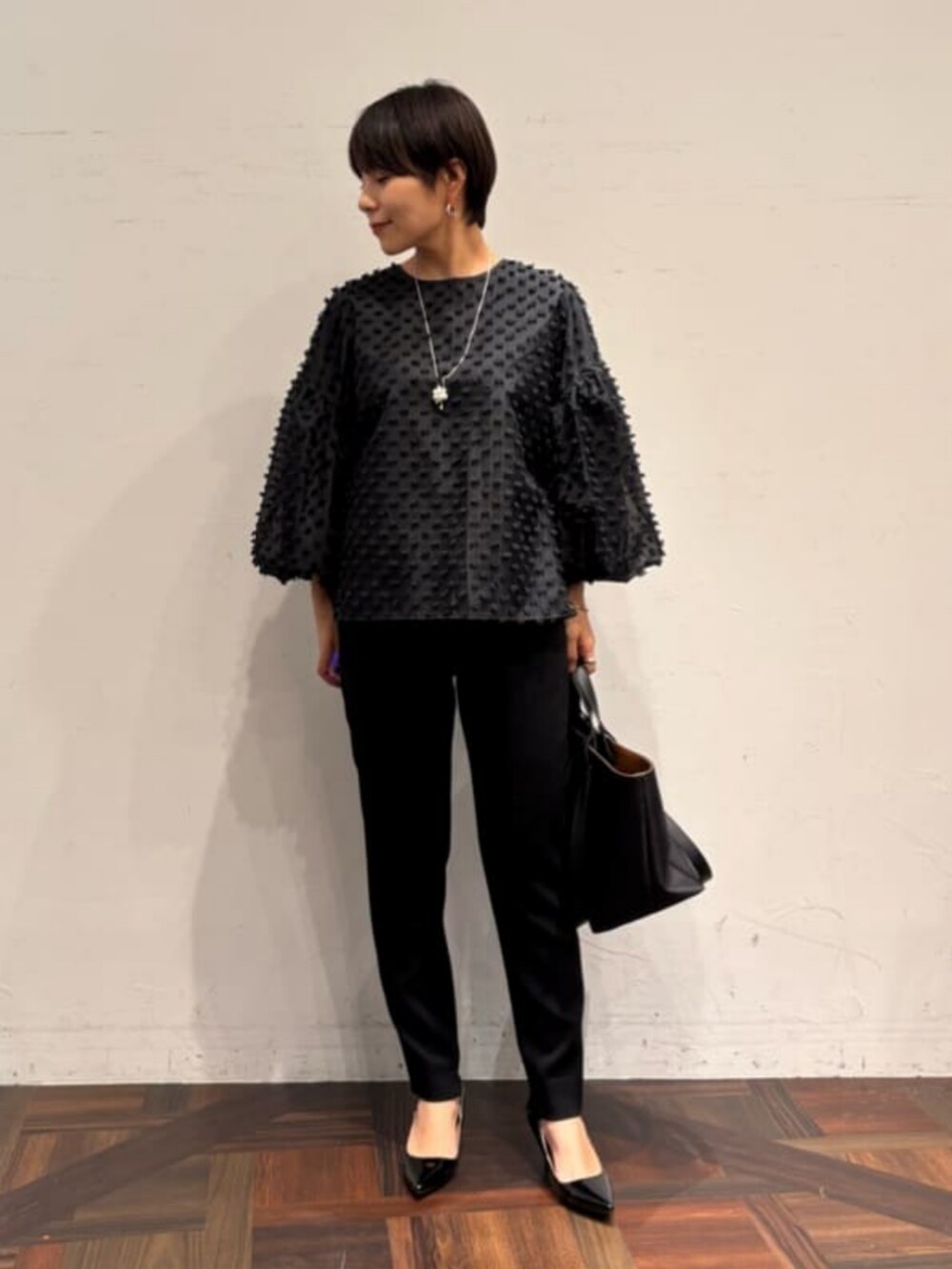 ブラック系のその他パンツ、ブラック系のノーカラージャケットを着用したレディースの夏コーディネートの3枚目の写真