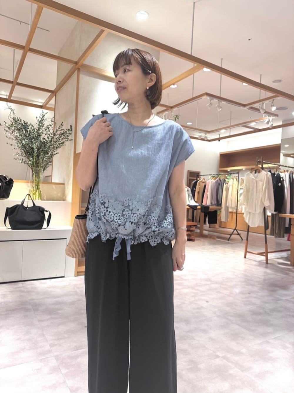 ブラック系のその他パンツ、ブルー系のシャツ/ブラウスを着用したレディースの春コーディネートの10枚目の写真