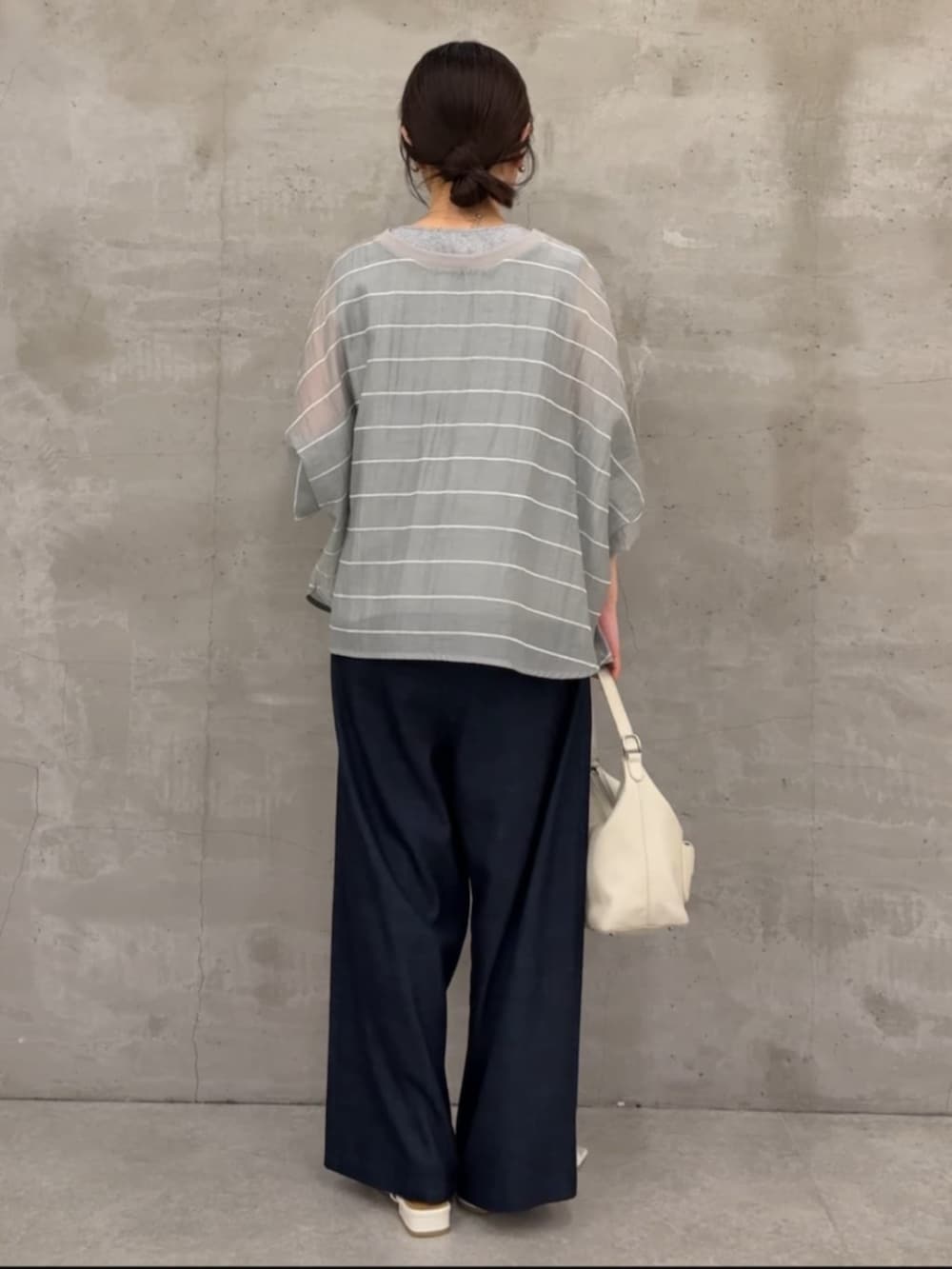 ブルー系のその他パンツ、ホワイト系のトートバッグ、グレー系のシャツ/ブラウスを着用したレディースの春コーディネートの7枚目の写真