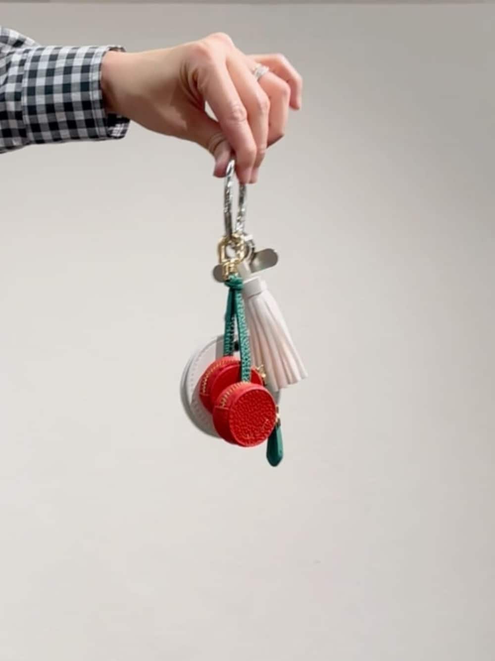 ブルー系のデニムパンツ、ブラック系のワンピース、ホワイト系のトートバッグを着用したレディースの春コーディネートの10枚目の写真