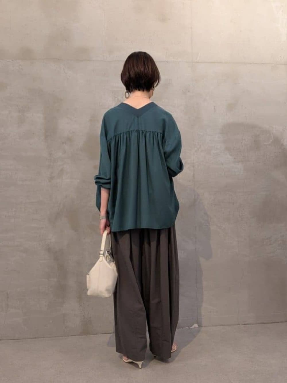 ホワイト系のトートバッグ、グレー系のその他パンツ、グリーン系のシャツ/ブラウスを着用したレディースの春コーディネートの3枚目の写真