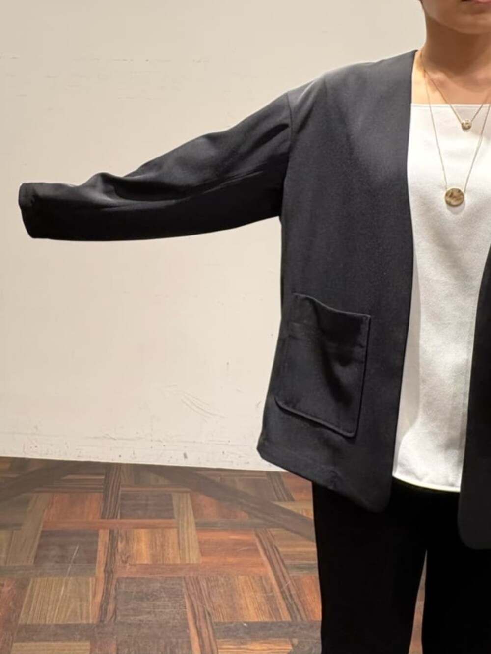 ブラック系のトートバッグ、ホワイト系のシャツ/ブラウス、ブラック系のその他アウターを着用したレディースの春コーディネートの6枚目の写真