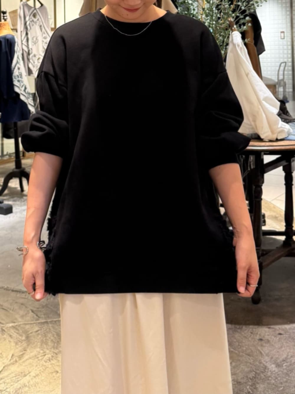 ベージュ系のスカート、ブラック系のTシャツ/カットソーを着用したレディースの秋コーディネートの7枚目の写真