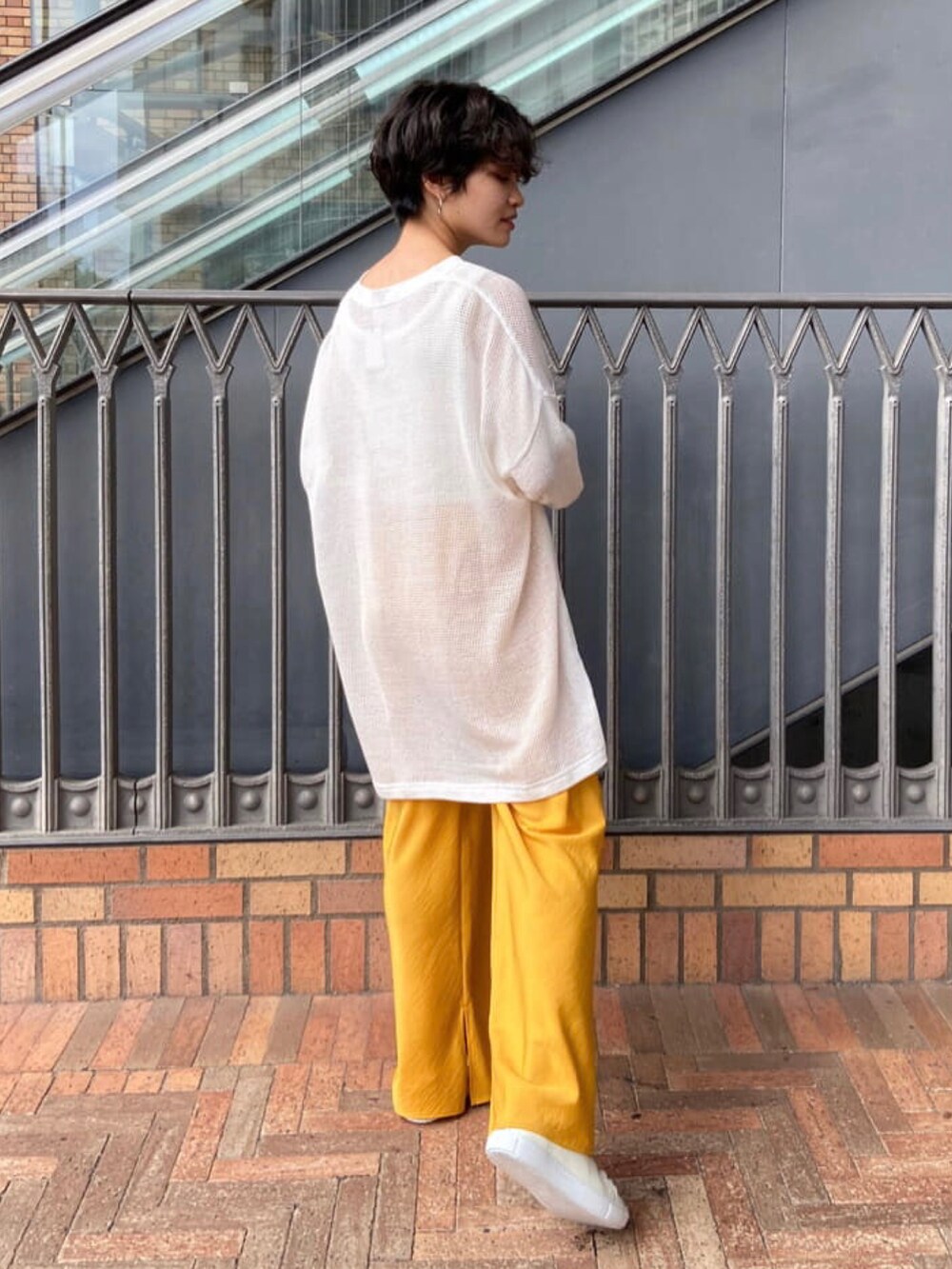 ホワイト系のTシャツ/カットソー、ゴールド系のその他パンツを着用したレディースの秋コーディネートの2枚目の写真