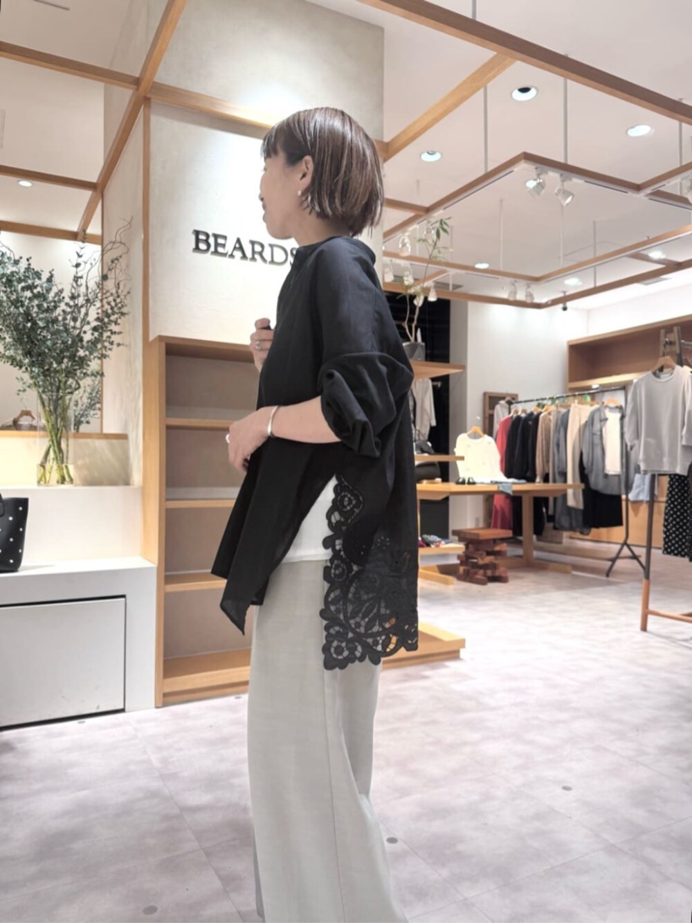 グレー系のその他パンツ、ブラック系のシャツ/ブラウスを着用したレディースの春コーディネートの4枚目の写真