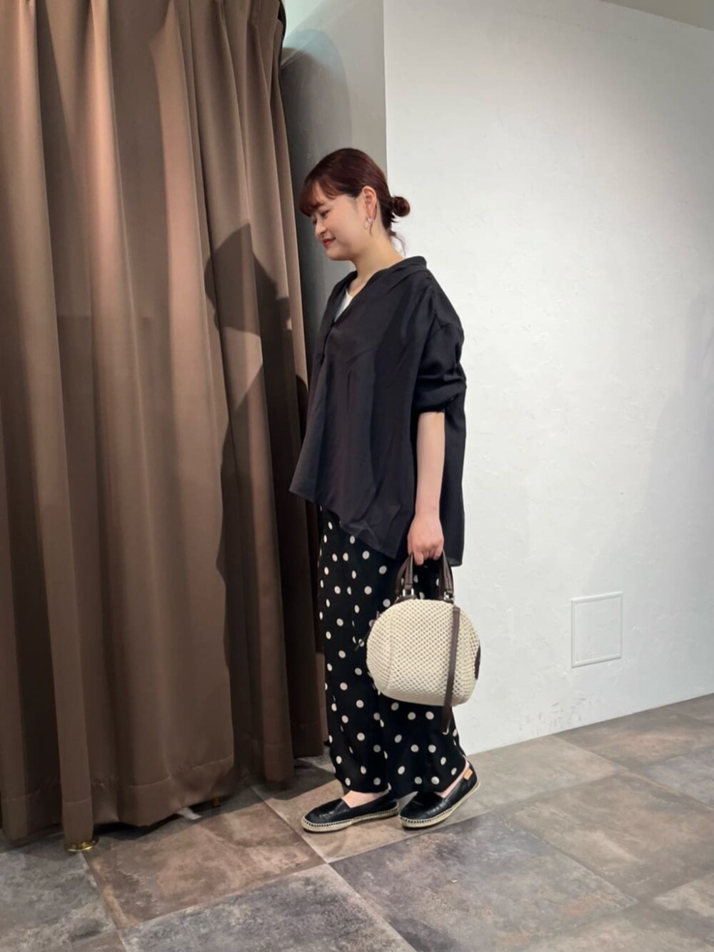 ブラック系のその他パンツ、ブラック系のシャツ/ブラウスを着用したレディースの春コーディネートの2枚目の写真