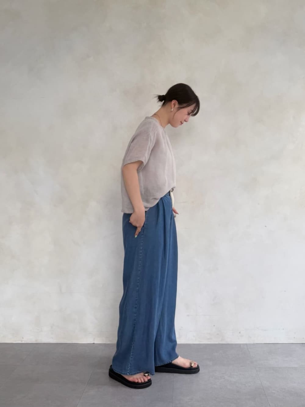 ホワイト系のショルダーバッグ、ブルー系のその他パンツ、グレー系のシャツ/ブラウスを着用したレディースの春コーディネートの3枚目の写真