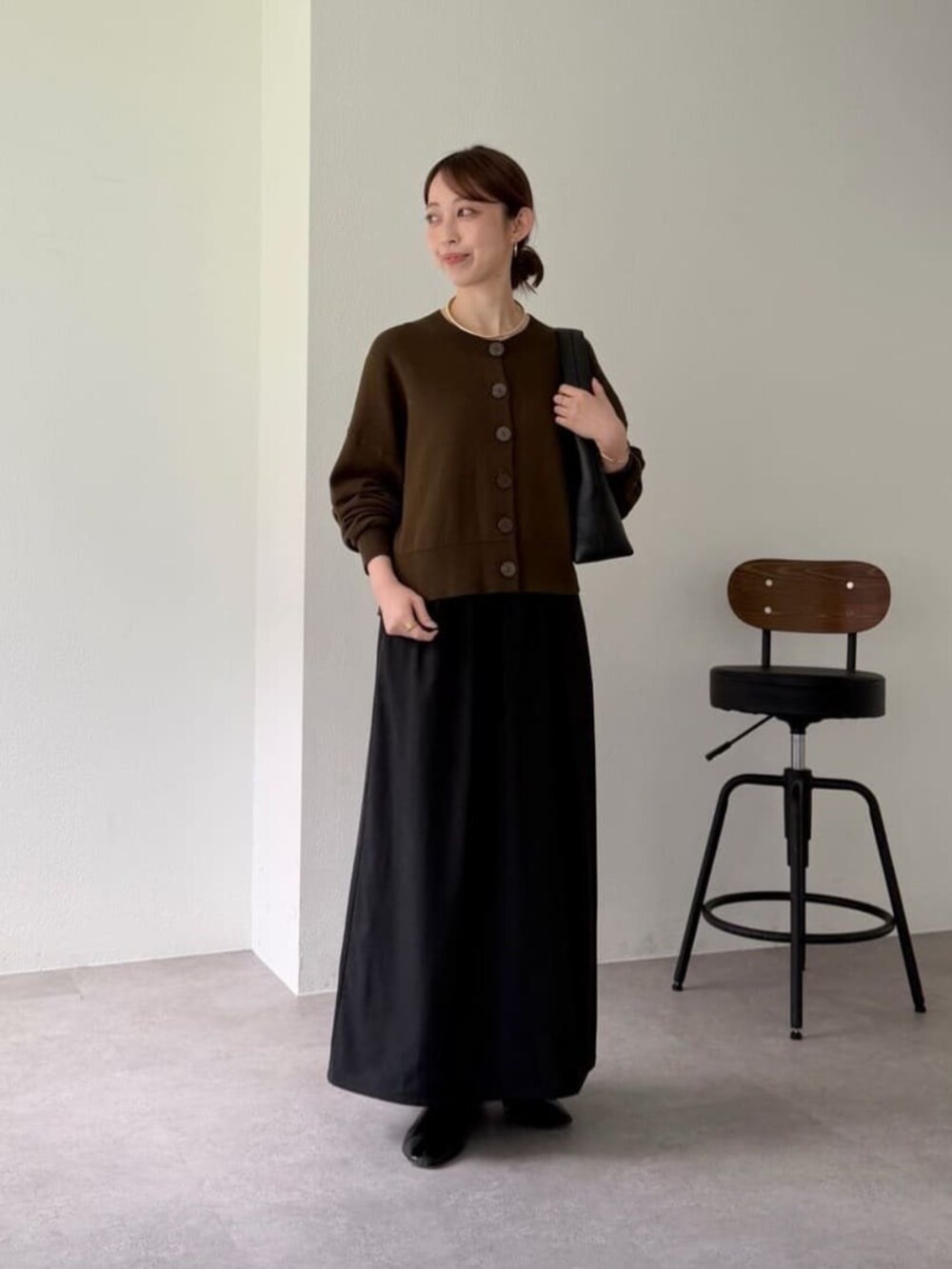 グリーン系のカーディガン/ボレロ、ブラック系のスカート、ブラック系のトートバッグを着用したレディースの夏コーディネートの5枚目の写真