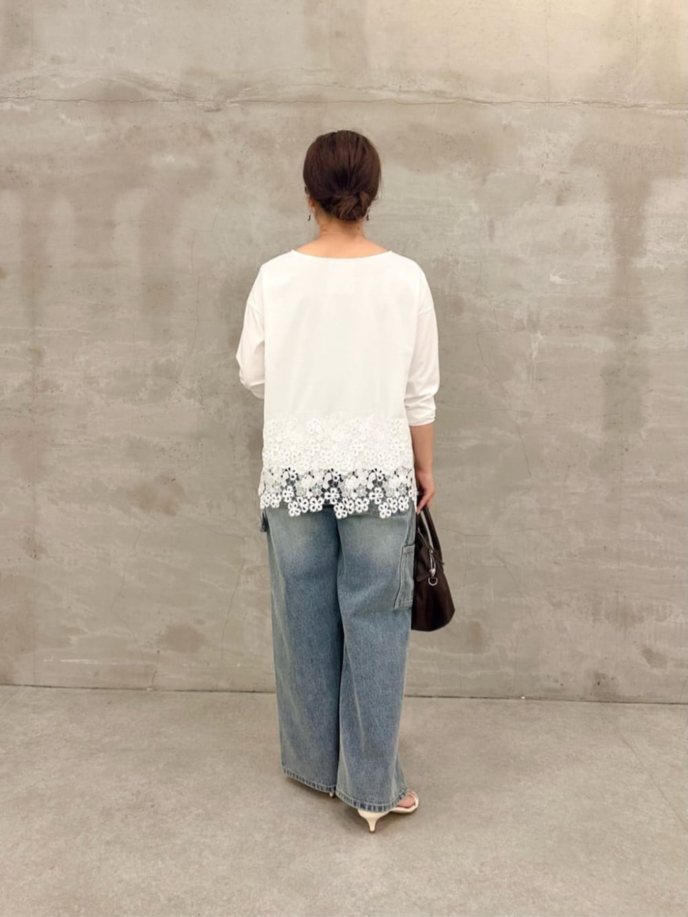 ブルー系のその他パンツ、ホワイト系のTシャツ/カットソー、ブラウン系のトートバッグを着用したレディースの夏コーディネートの3枚目の写真