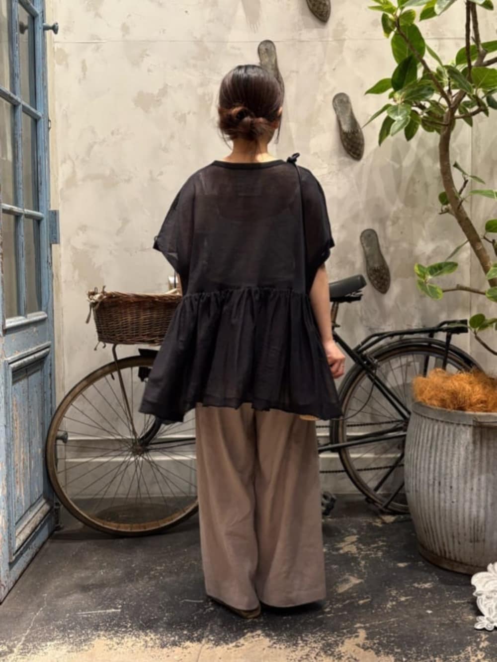 グレー系のその他パンツ、ブラック系のニット/セーターを着用したレディースの春コーディネートの4枚目の写真