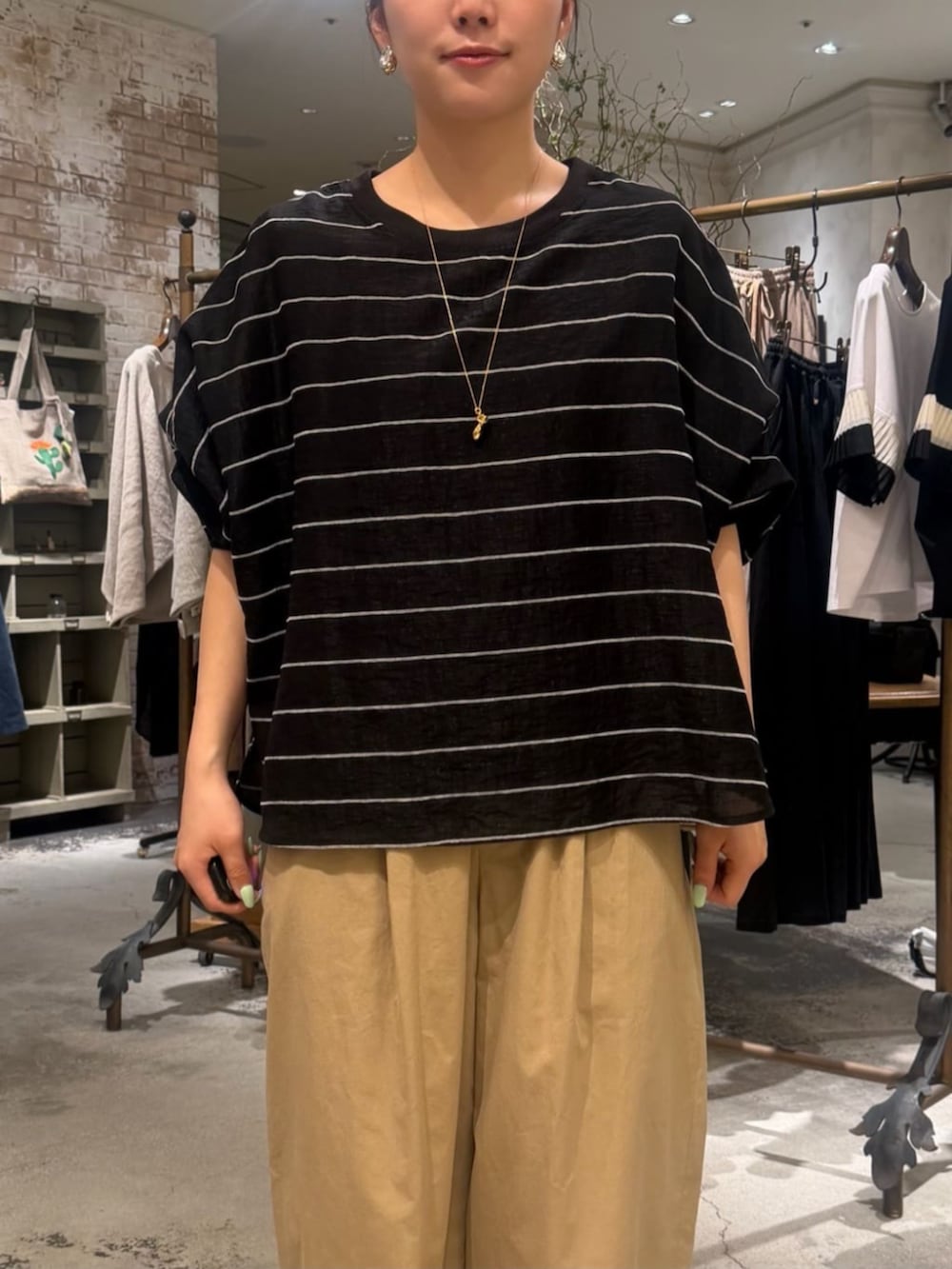 ブラック系のシャツ/ブラウス、ベージュ系のその他パンツを着用したレディースの春コーディネートの6枚目の写真