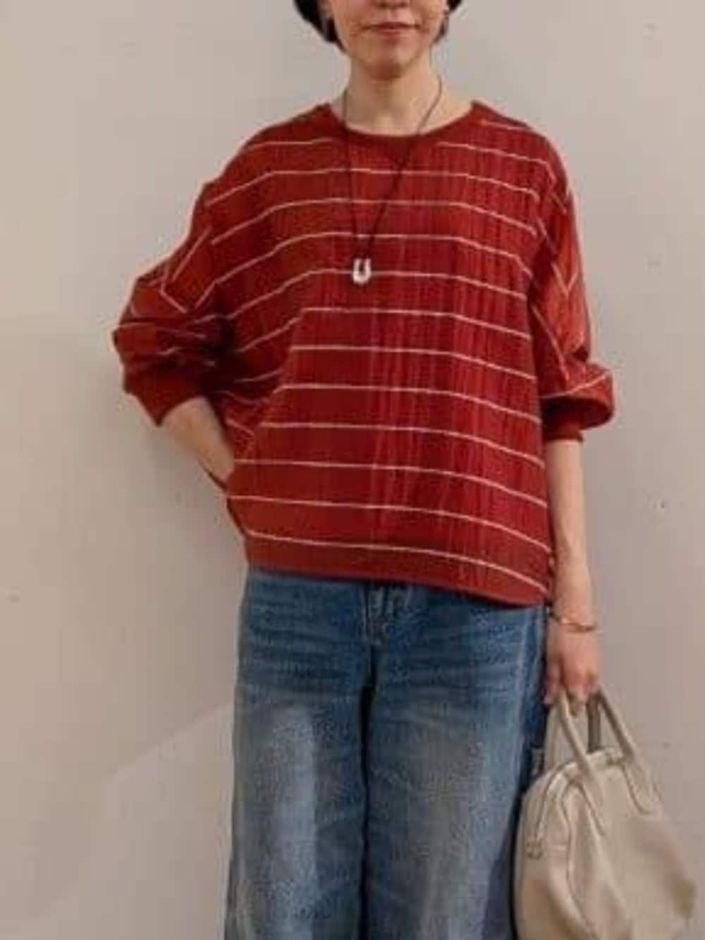 ブルー系のその他パンツ、レッド系のシャツ/ブラウスを着用したレディースの春コーディネートの5枚目の写真