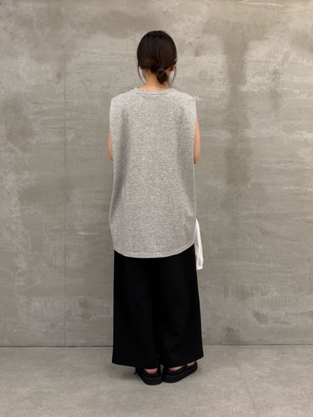 ブラック系のショルダーバッグ、ブラック系のサンダル、ホワイト系のシャツ/ブラウスを着用したレディースの冬コーディネートの10枚目の写真