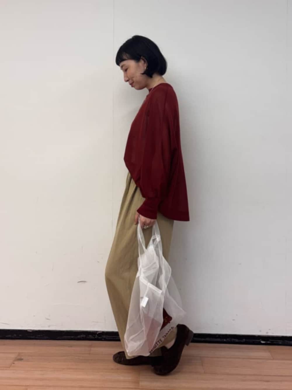 レッド系のニット/セーター、イエロー系のその他パンツ、ブラウン系のその他シューズを着用したレディースの夏コーディネートの7枚目の写真