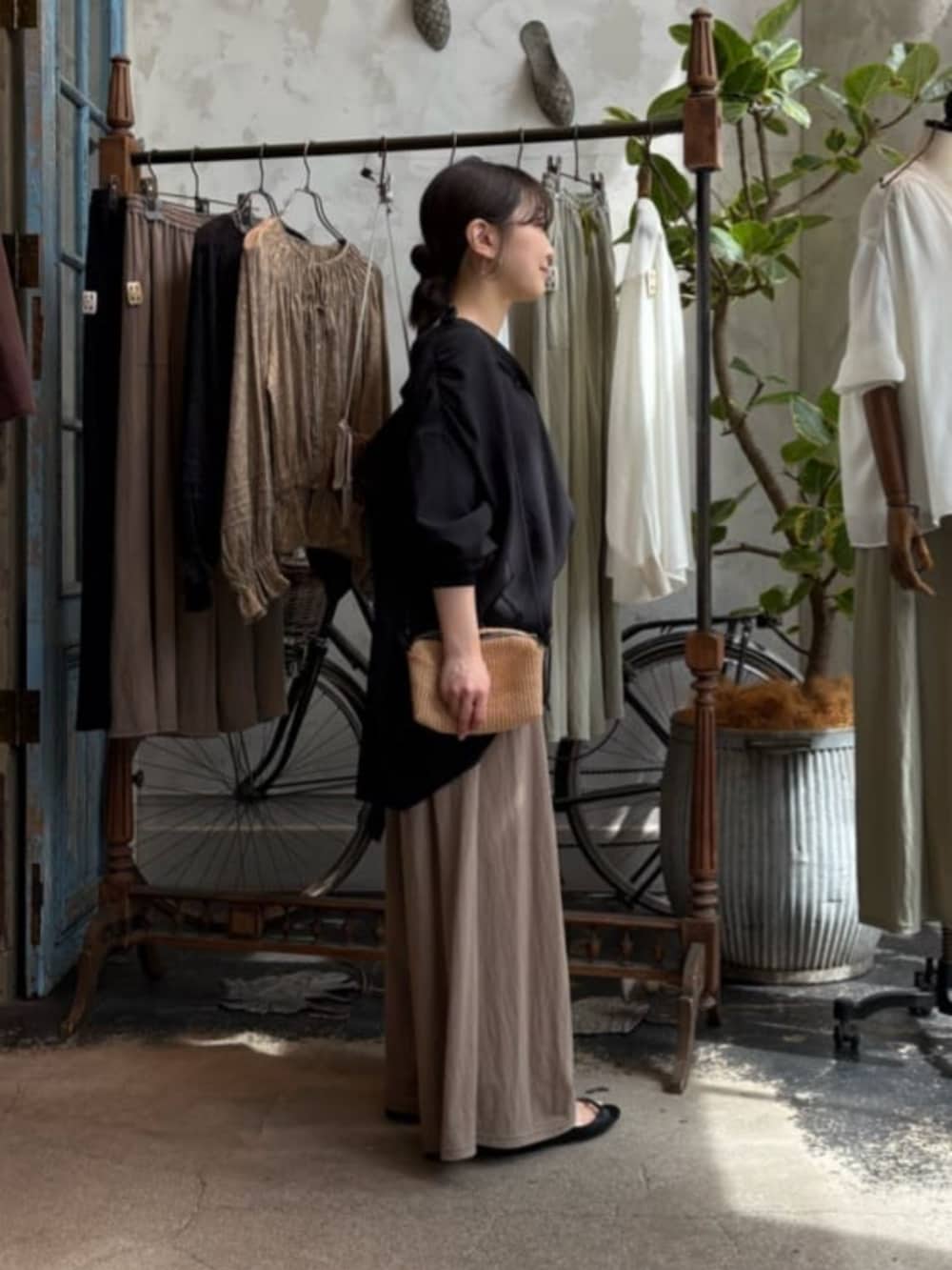 ベージュ系のその他パンツ、ブラック系のシャツ/ブラウスを着用したレディースの春コーディネートの7枚目の写真