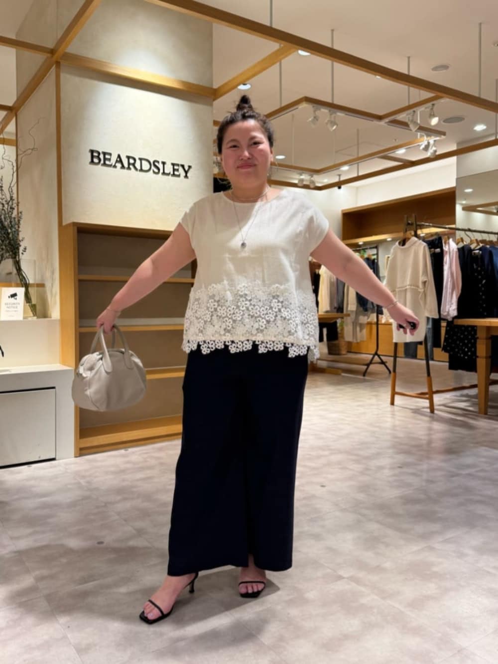 ブルー系のその他パンツ、ホワイト系のシャツ/ブラウスを着用したレディースの春コーディネートの4枚目の写真