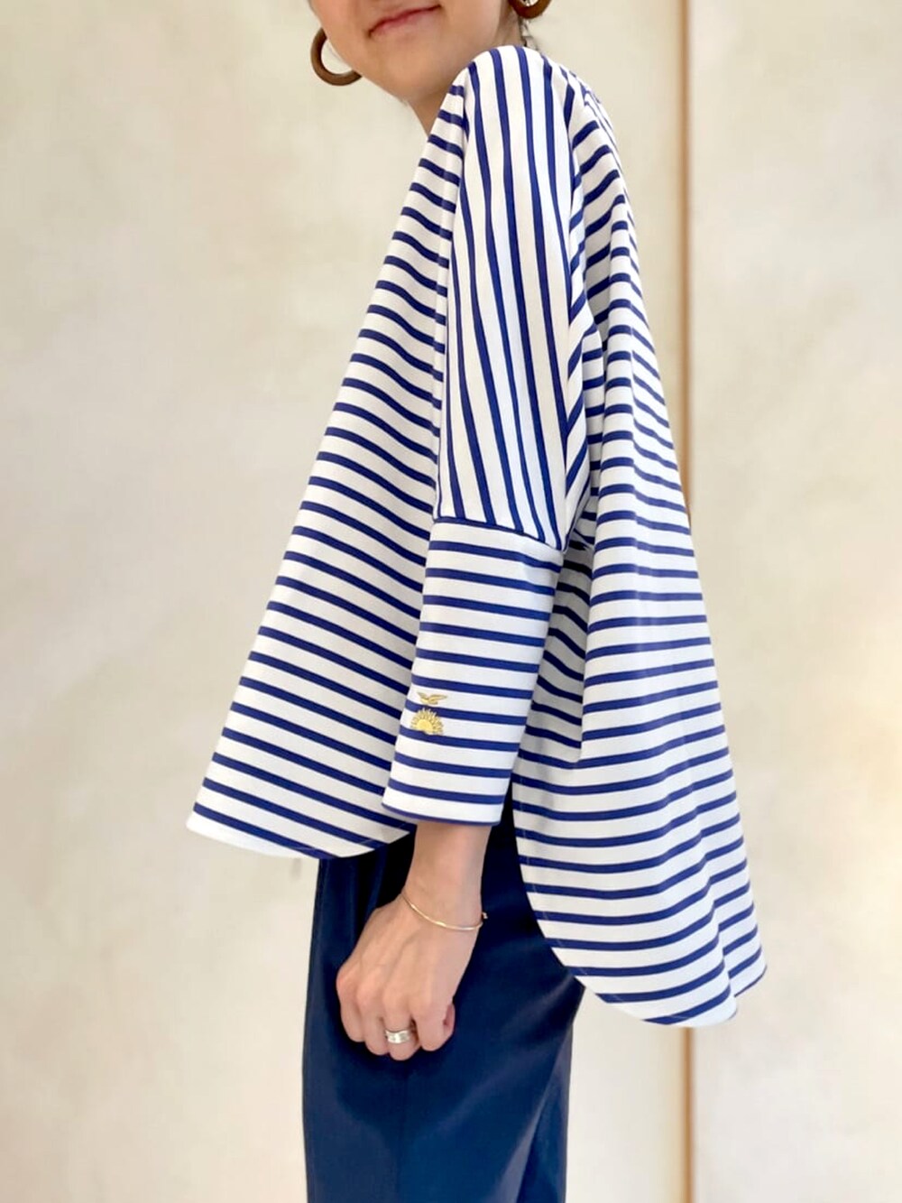 ブルー系のTシャツ/カットソー、ブルー系のその他パンツ、ホワイト系のその他シューズを着用したレディースの春コーディネートの3枚目の写真