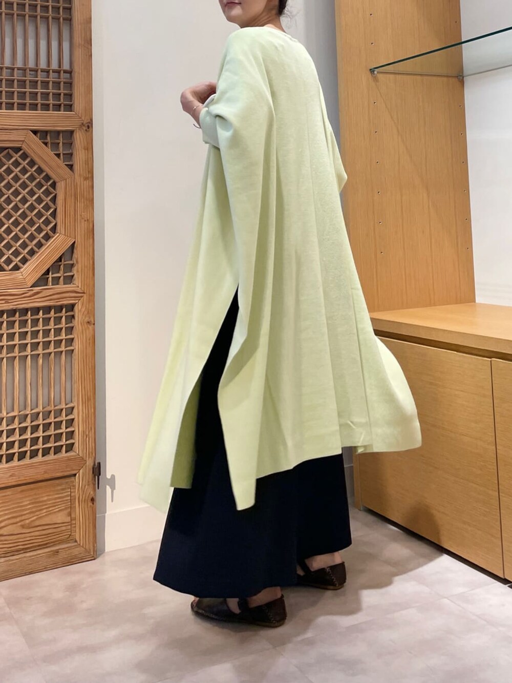 ホワイト系のニット/セーター、グリーン系のカーディガン/ボレロ、ブルー系のその他パンツを着用したレディースの春コーディネートの2枚目の写真