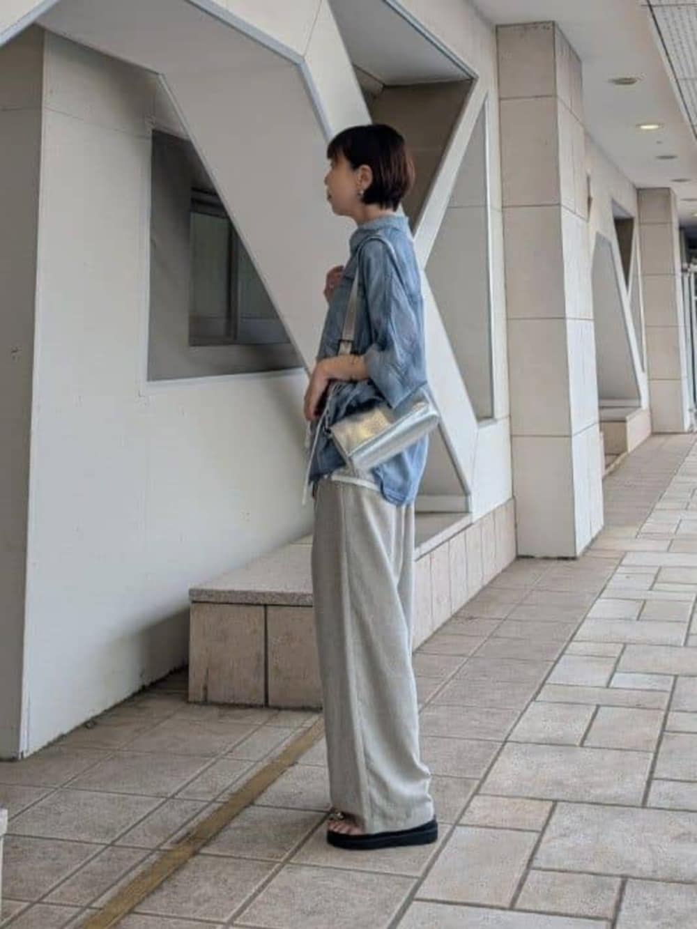 ホワイト系のシャツ/ブラウス、ブルー系のシャツ/ブラウス、ベージュ系のその他パンツを着用したレディースの夏コーディネートの5枚目の写真