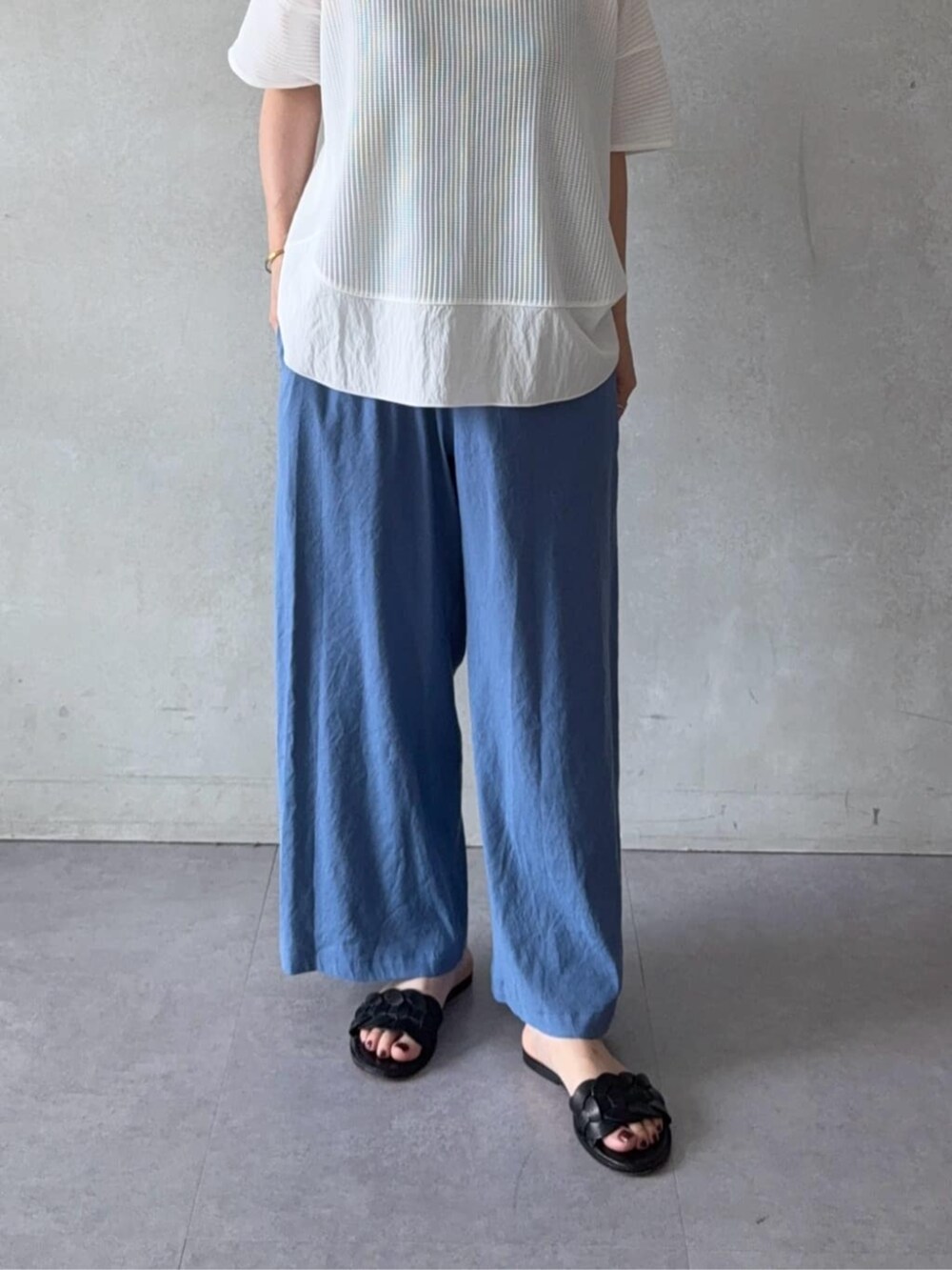 ホワイト系のTシャツ/カットソー、ブルー系のその他パンツを着用したレディースの夏コーディネートの5枚目の写真