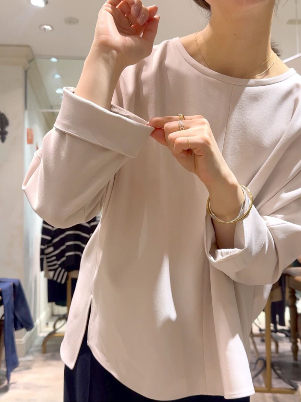 ブルー系のその他パンツ、ホワイト系のシャツ/ブラウスを着用したレディースの冬コーディネートの3枚目の写真