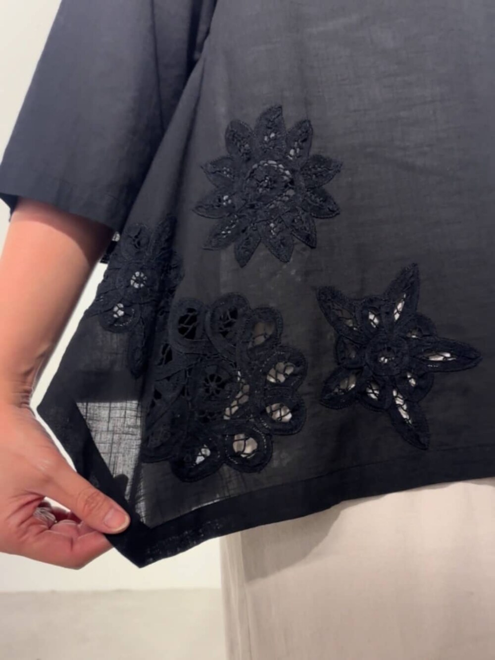 ブラック系のシャツ/ブラウス、グレー系のその他パンツを着用したレディースの春コーディネートの9枚目の写真