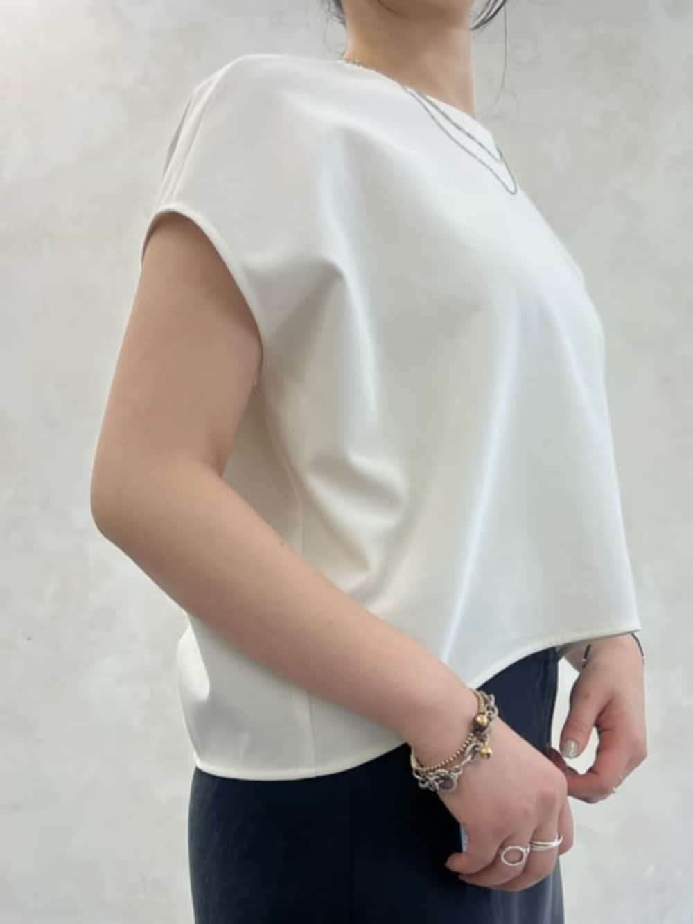 ブラック系のトートバッグ、ベージュ系のテーラードジャケット、ベージュ系のスカートを着用したレディースの春コーディネートの7枚目の写真