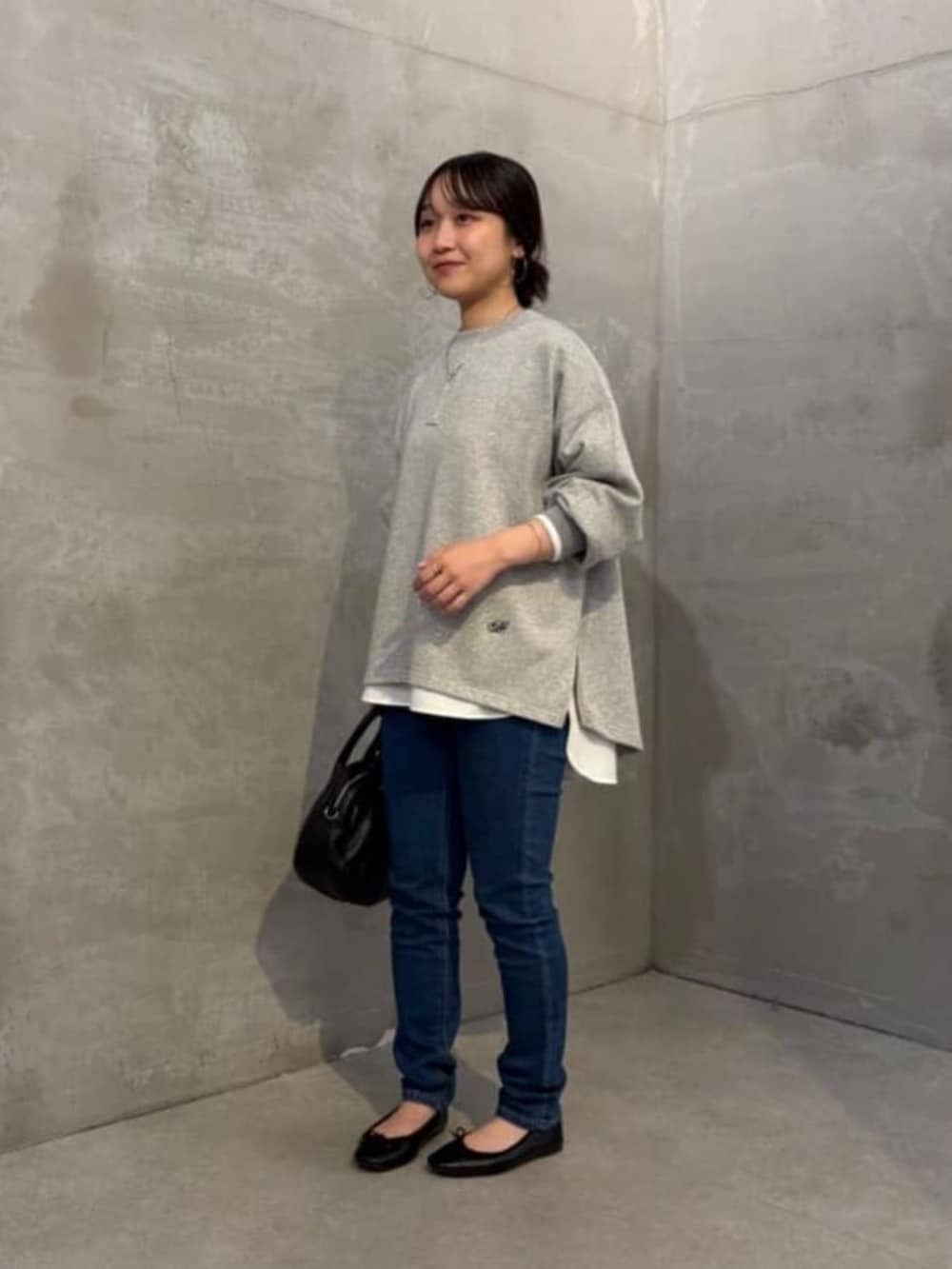 ブルー系のデニムパンツ、グレー系のTシャツ/カットソー、ホワイト系のシャツ/ブラウスを着用したレディースの夏コーディネートの2枚目の写真