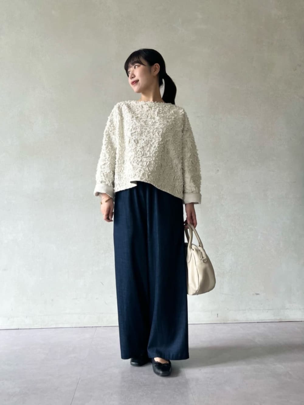 ブルー系のその他パンツ、グレー系のボストンバッグ、ホワイト系のシャツ/ブラウスを着用したレディースの夏コーディネートの2枚目の写真